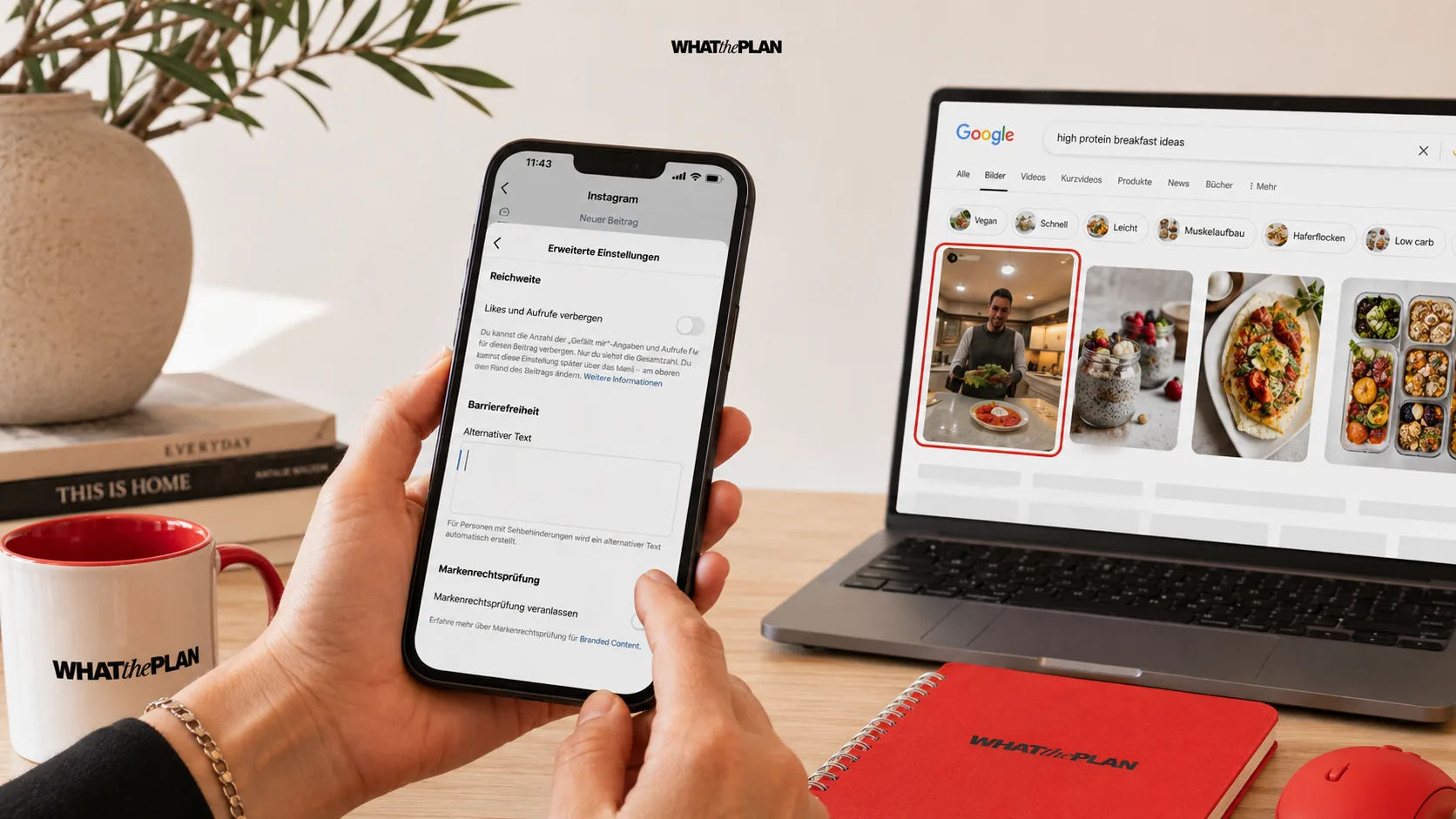 Hände halten ein iPhone mit Instagrams Erweiterten Einstellungen geöffnet — der Cursor blinkt im leeren Alt-Text-Feld unter „Barrierefreiheit / Alternativer Text“. Daneben ein MacBook mit Google-Bildersuche zu „high protein breakfast ideas“; das erste Bildergebnis (ein Creator mit Frühstücksteller) ist rot umrandet. WHATthePLAN-Tasse und rotes Notizbuch im Vordergrund.
